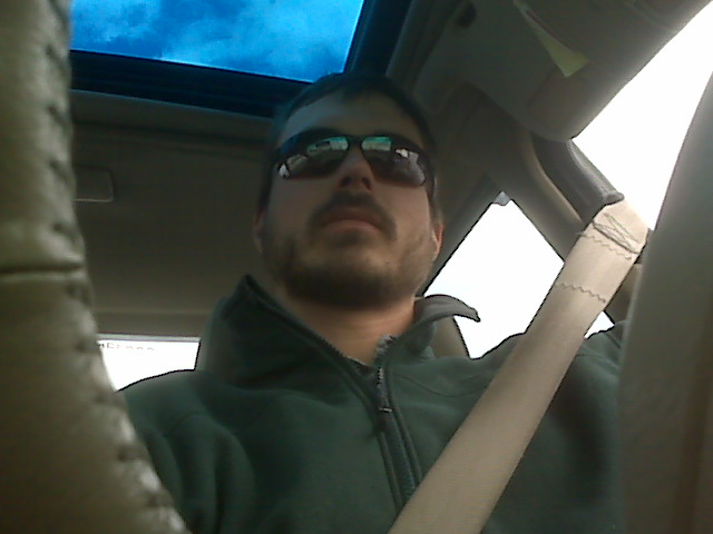 [=?utf-8?B?c2FtIGluIGNhci5qcGc=?=-757015]