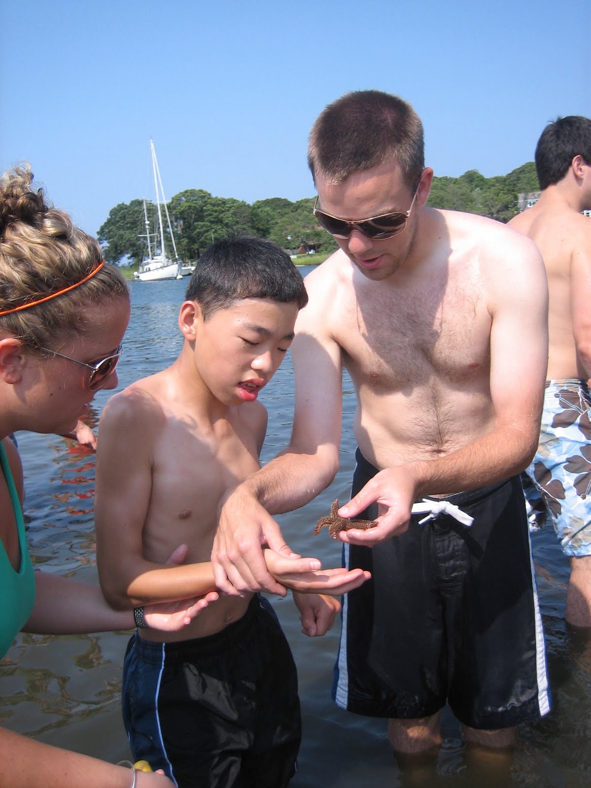 [Andrew+with+a+clam.JPG]