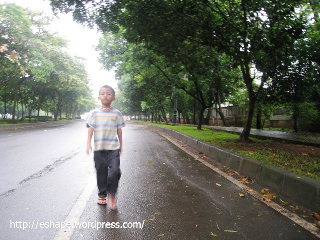 [di+belakang+rumah.JPG]