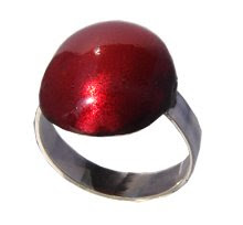 anillo con esmalte rojo