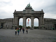 The group approaching the Triumphal Arch