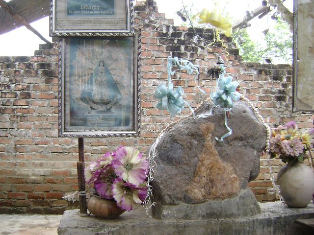 LA VIRGEN DE LA PIEDRA EN SU CAPILLA