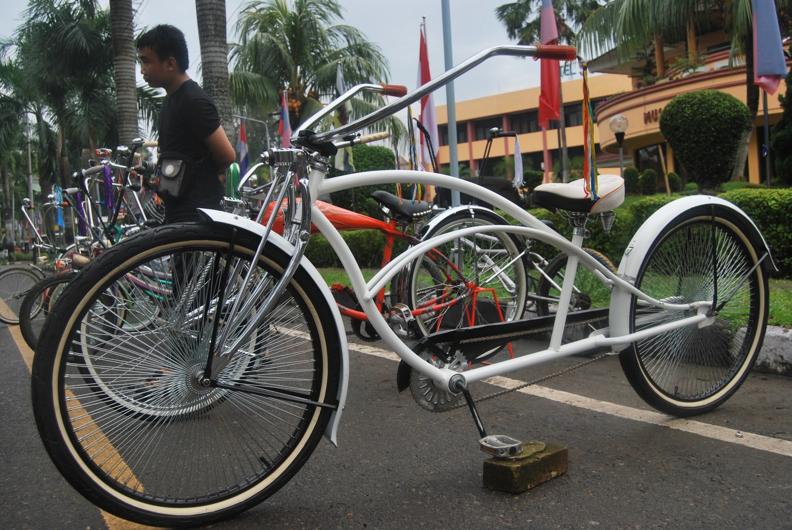 Majalah Dahsyat Palembang Sepeda Ontel, Ai belagak Nian . . . Versus