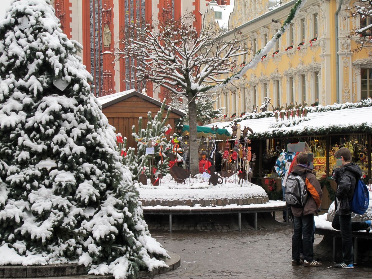 Christmas gift in shopping mall trolley with snowman background stock Moments in Life: November 2010
