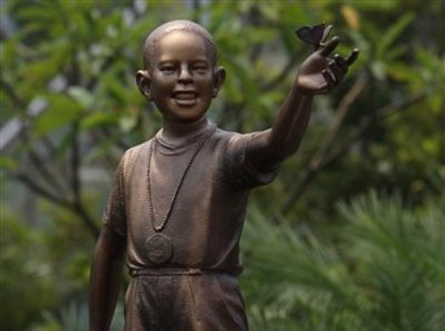 [Obama+Statue.jpg]