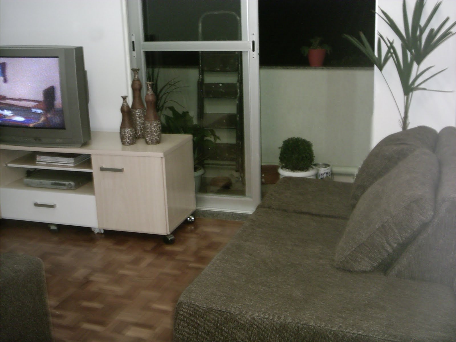 Sala De Tv Com Sofa Escuro ~ quartafeira, 12 de maio de 2010 Sala De Tv Com Sofa Escuro ~ quartafeira, 12 de maio de 2010