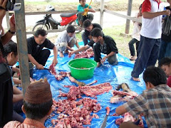 Pembagian Daging Qurban Ke Masyarakat  Sekitar Sekolah