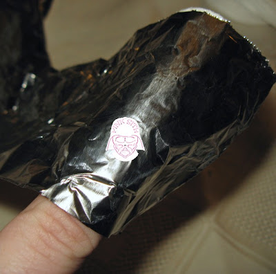 Place the pad on top of your nail. 3) Take one aluminum foil strip and put