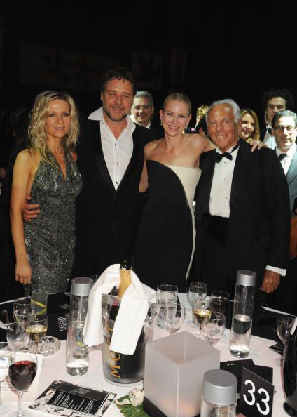 Naomi Watts, Giorgio Armani y Russell Crowe en la Gala de AmFar en Cannes