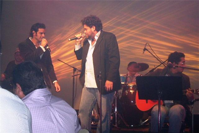 [foto+nicolas+canta...2.aspx]