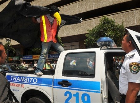 [BUITRE+EN+CAMIONETA+CTG.bmp]