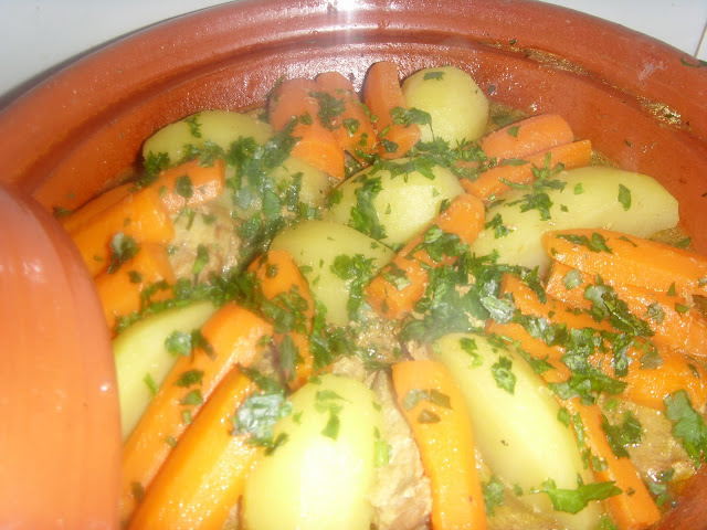 Tajine marocain traditionnel aux carottes et patates Photo1+040