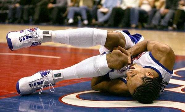 [knee-turn-around-basketball-unusual.jpg]