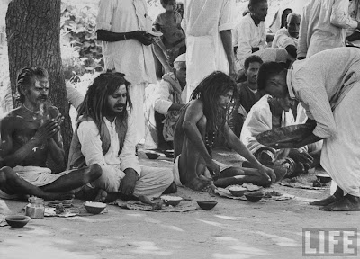 Indian+holy+men+giving+a+feast+in+the+village+of+Gaonkhera+-+1962