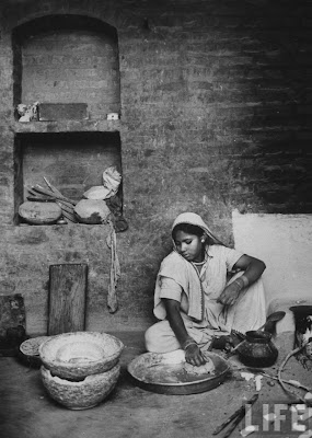 Indian+Village+girl+making+chupattis+-+1962