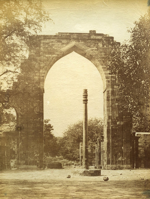 Arch+%2526+Iron+Pillar+near+Qutub+Minar%252C+Delhi%252C+1850s