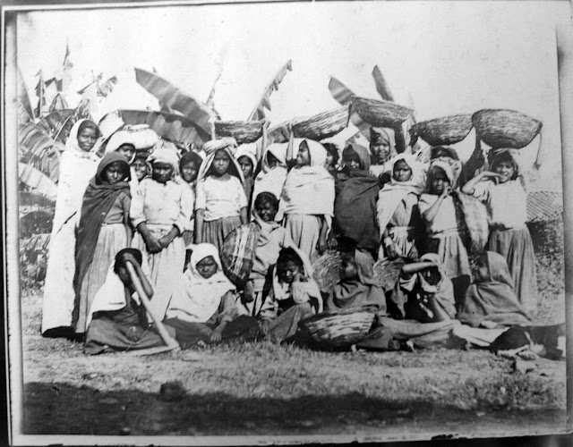 India-Women-and-Children-Group-Photo-1902_third