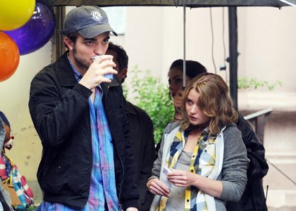 [robert-pattinson-ravin-bear.jpg]