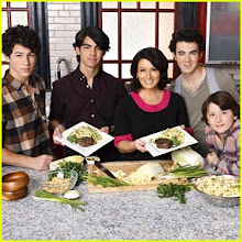 The jonas Brothers with your mom and Frankie ^.^