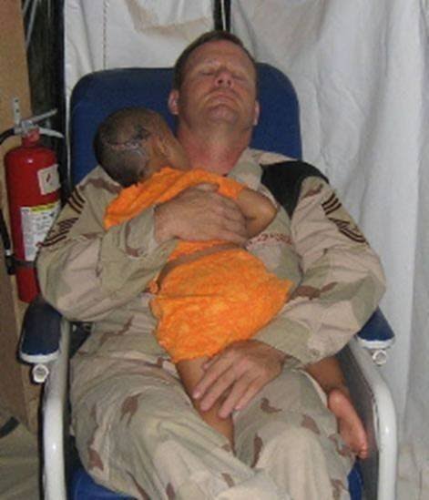 [Soldier+and+little+girl.bmp]