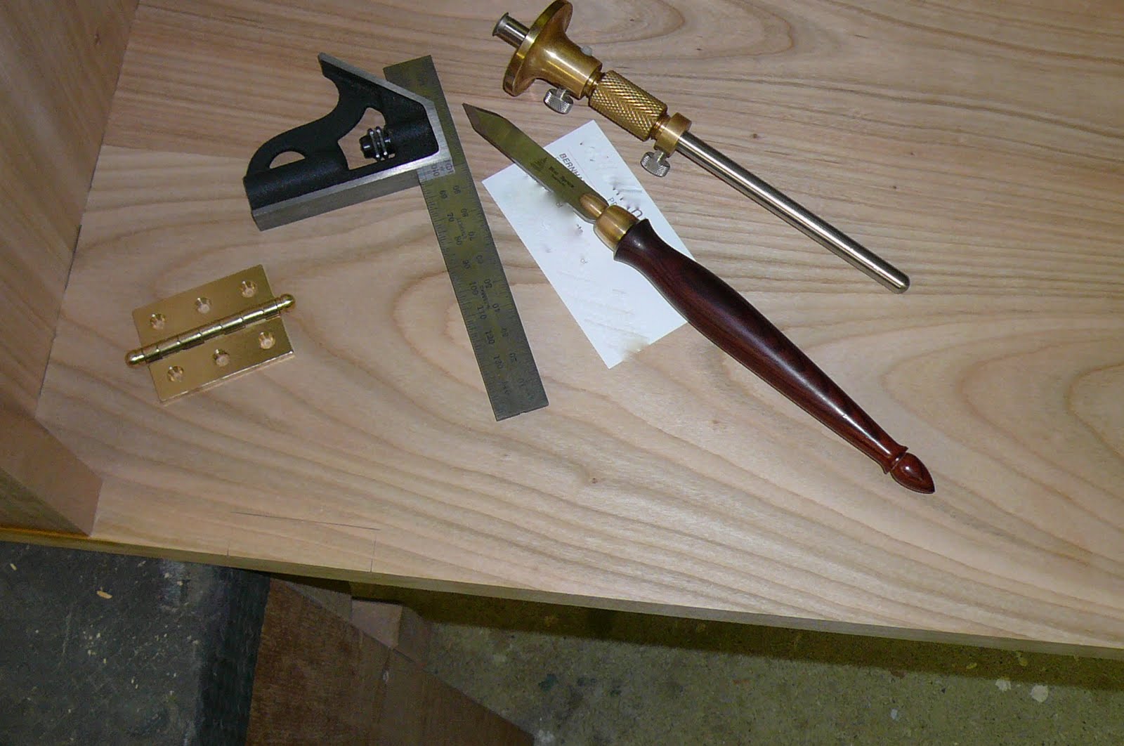 Holz Zeitung: Einsetzen von Scharnieren Wohnzimmerschrank 2008