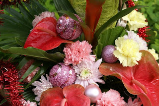Nice Christmas flowers with baubles hot wallpaper