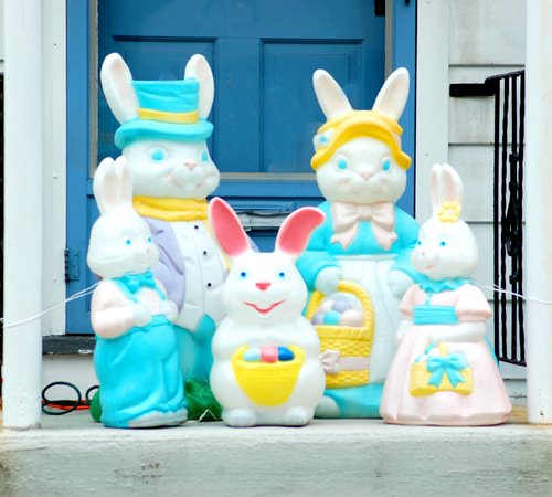 [Easter_Bunny_family_doorste.jpg]