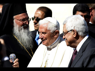 Palestinian president Mahmud Abbas welcoming Pope Benedict XVI in the airport of West Bank city of Bethlehem hq(hd) wallpaper