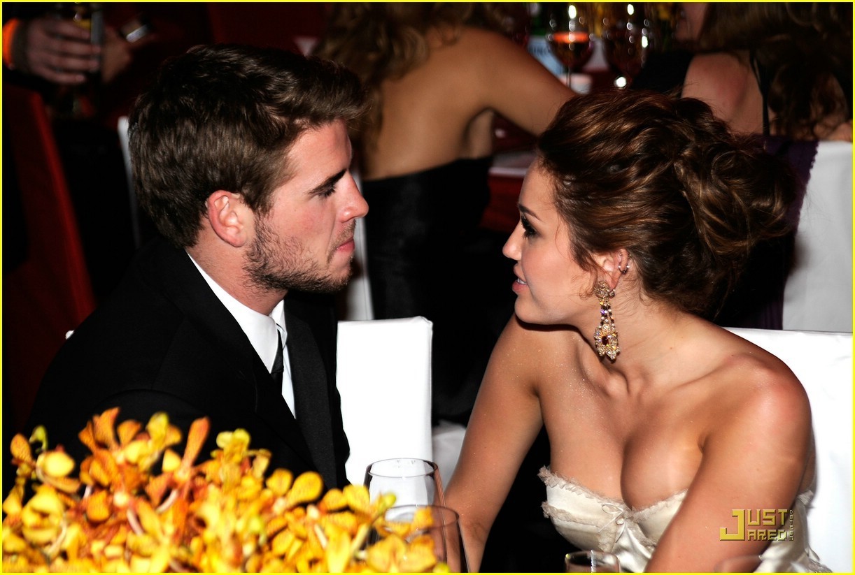 http://3.bp.blogspot.com/_pR7smwvljiw/TQ06CjzxPBI/AAAAAAAAAoU/bAK9iwMCcy0/s1600/Oscars-2010-miley-cyrus-and-liam-hemsworth-10791339-1222-823.jpg