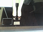 Zapatos Tiffany en un maniqui de un escaparate de la tienda Titobluni