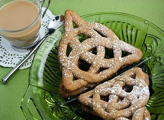 Celtic knot shaped cookie with powdered sugar