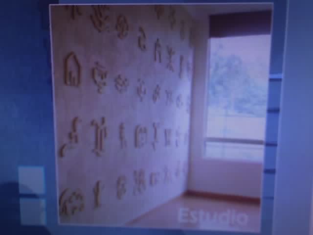 figuras precolombinas en muro alcoba