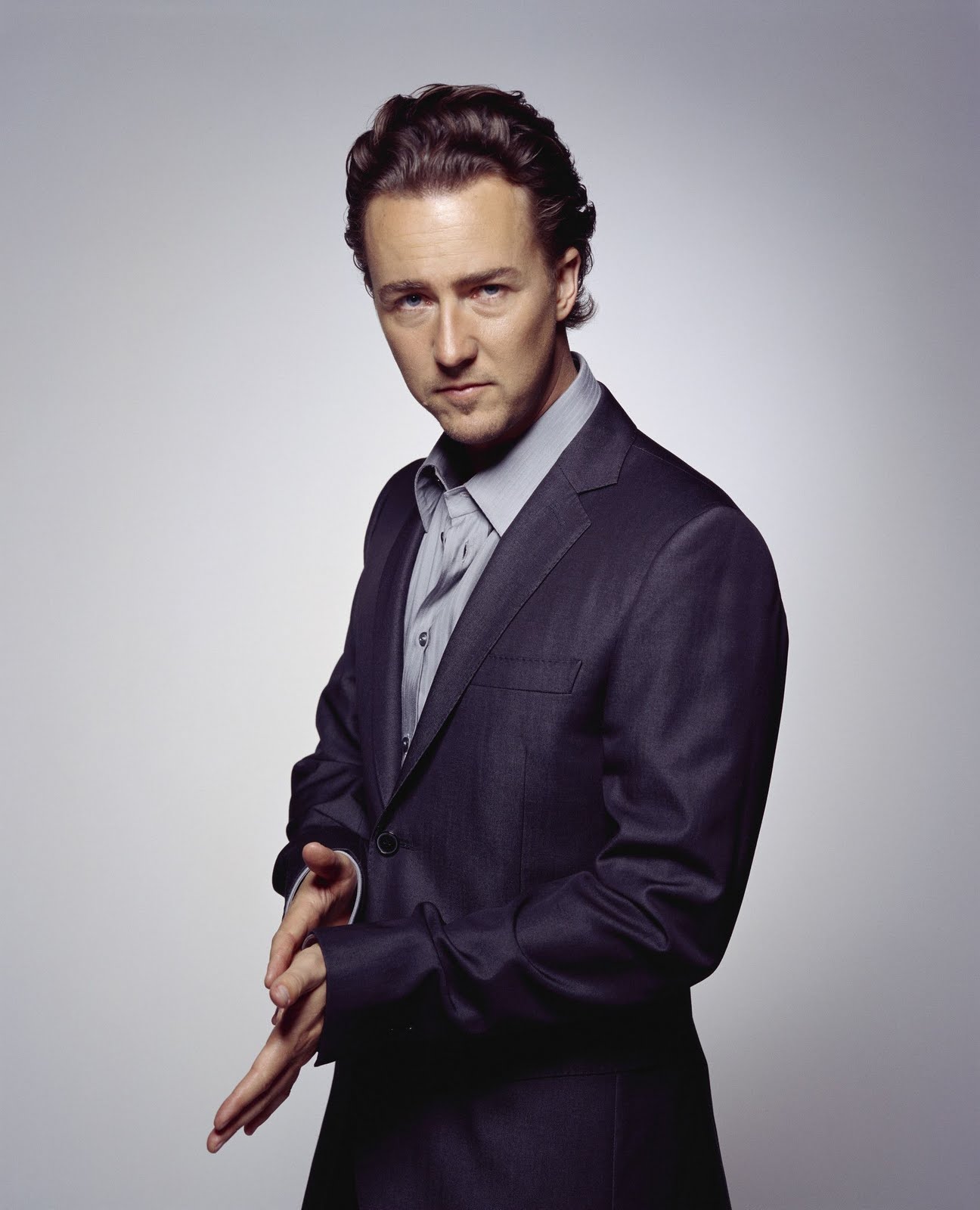 http://3.bp.blogspot.com/_pZvgbwUaz-E/TDtwxsMbhbI/AAAAAAAAGJE/PCB890jzZG4/s1600/Edward-Norton-Glen-WIlson-Shoot-edward-norton-3546285-1691-2087.jpg