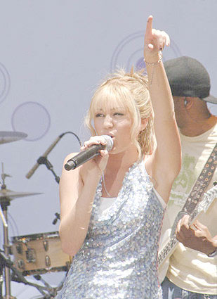 [miley-cyrus-mini-concert-6.jpg]