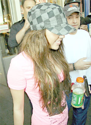 [miley-cyrus-mercedes-car-10.jpg]