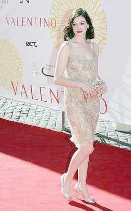 [anne-hathaway-valentino-garavani-fashion-show-1.jpg]