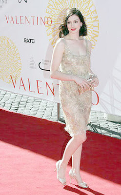 Anne Hathaway Valentino Garavani Fashion Show