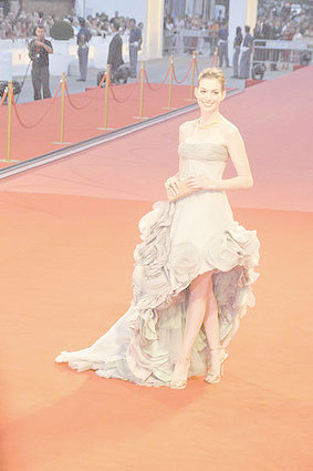 [anne-hathaway-venice-film-festival-2.jpg]