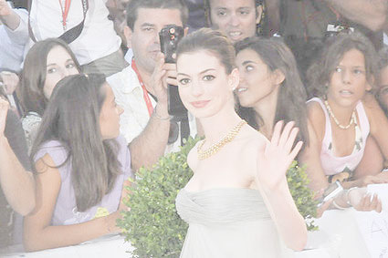 [anne-hathaway-venice-film-festival.jpg]