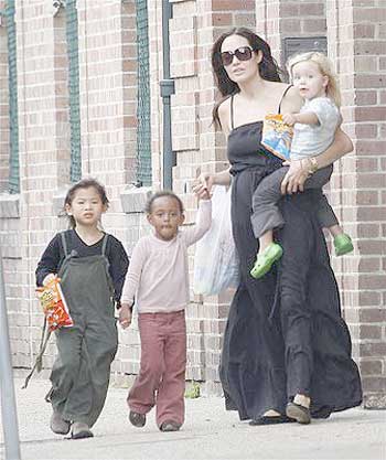 [Angelina+Jolie+Kids+Shiloh+Zahara+Pax+New+Orleans+Pics.jpg]