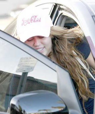 Miley Cyrus Leaving Mo's Restaurant Photos