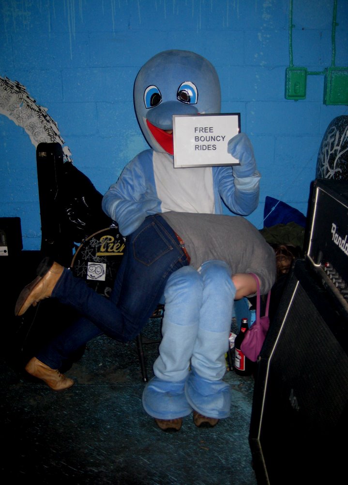 [bouncysilentbarn.jpg]