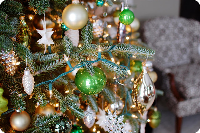 33 Shades of Green: Holiday Decorating 2010