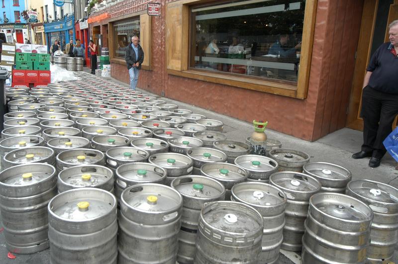 [Galway+-+They+love+their+beer.jpg]