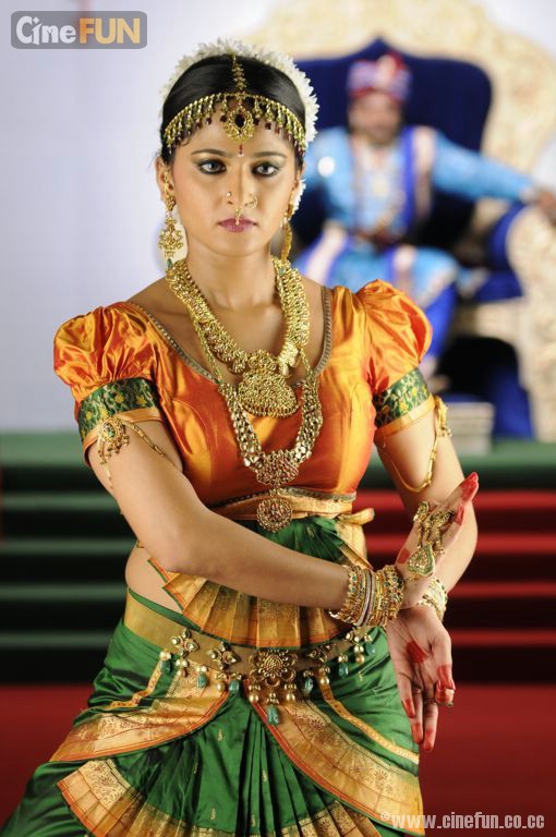 Anushka in Nagavalli Movie Stills glamour images