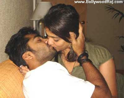 Pictures Kissing Lips on Simbu Kissing  Smooching  Nayanthara In Private Place
