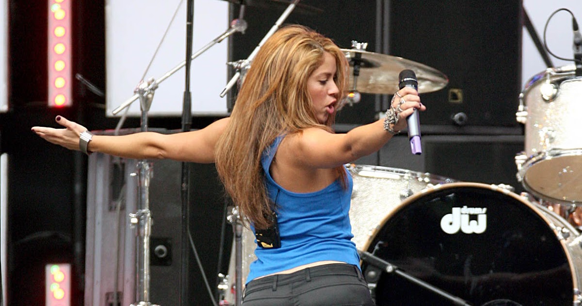 Pop Singer Shakira Dancing Steps (Moves) Photos