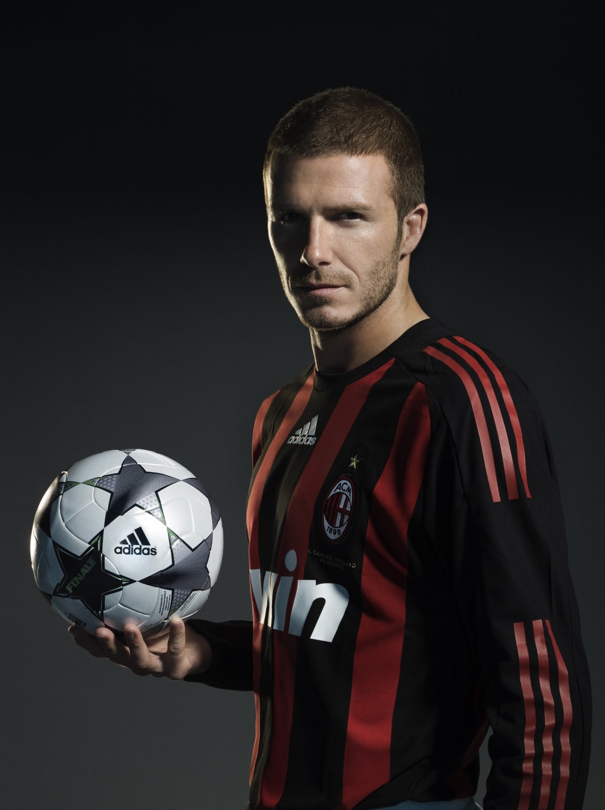 Beckham_Milan_sideballinhandupperbody.jpg