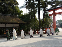 神職一同は御阿礼野から境内の土舎に戻った