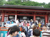 悪天候のなか大勢の参拝者で終わった
